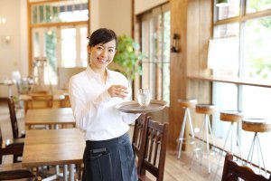 新人スタッフを定着させる効果的な方法!アルバイトが辞めない職場の特徴とは?