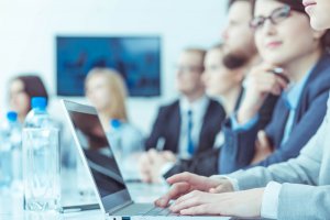 総資産回転率とは?目安や計算式、総資産利益率(ROA)との関係までわかりやすく解説